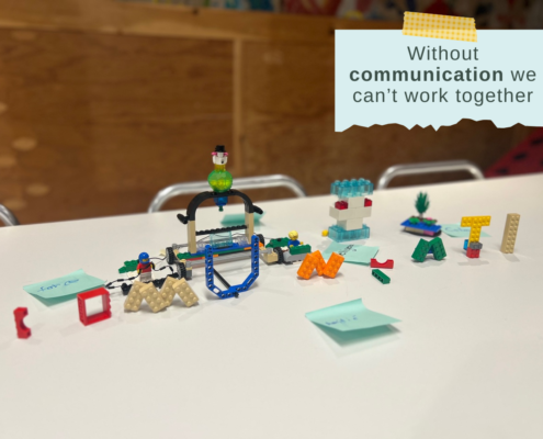 Des Lego formaient les lettres du mot « Communication ».
