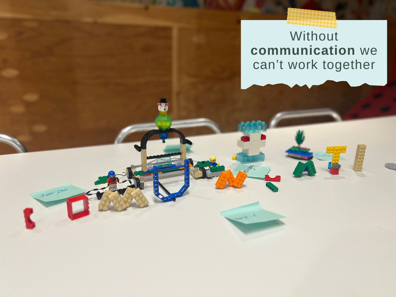 Des Lego formaient les lettres du mot « Communication ».