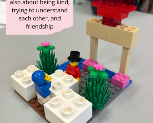 Un cœur rouge en Lego pour symboliser que travailler ensemble, c'est aussi faire preuve de gentillesse, se comprendre mutuellement et cultiver l'amitié.