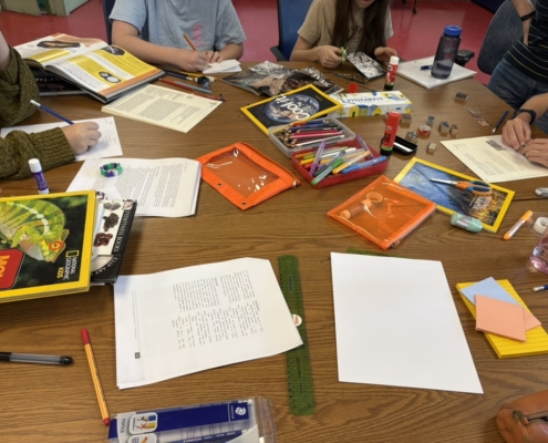 Aperçu des différents supports utilisés pour cet atelier : papier, règle, ciseaux, crayons de couleur, images à découper.